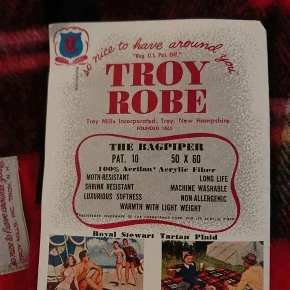 Troy Robe PLAID Fringe Stadium Carriage Throw Blanket Red NEW - Picture 3 of 4